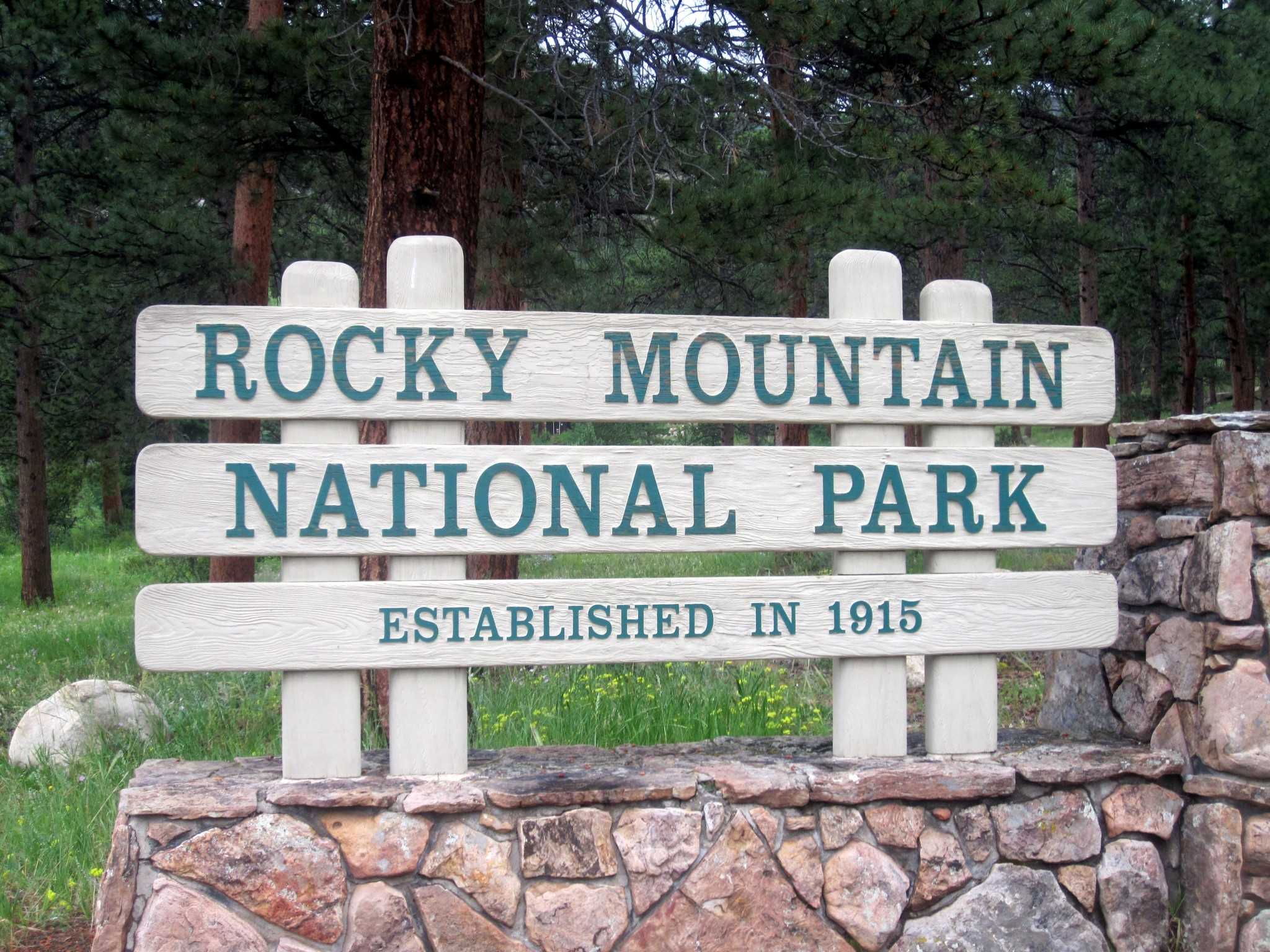 Rocky_Mountain_National_Park_entrance_sign_IMG_5252