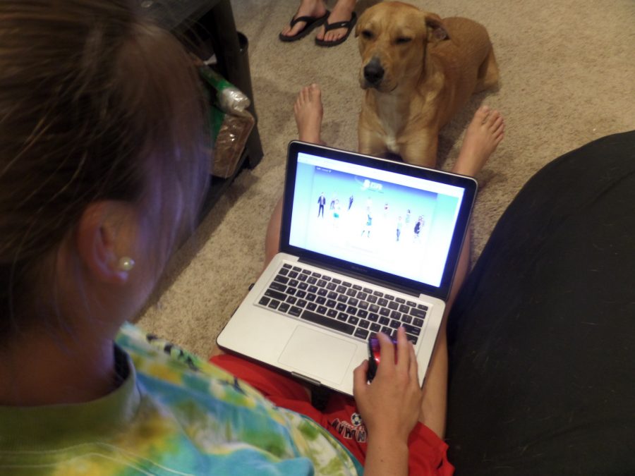 CSU student Dylan Seavey chooses an avatar as she begins her Second Life.