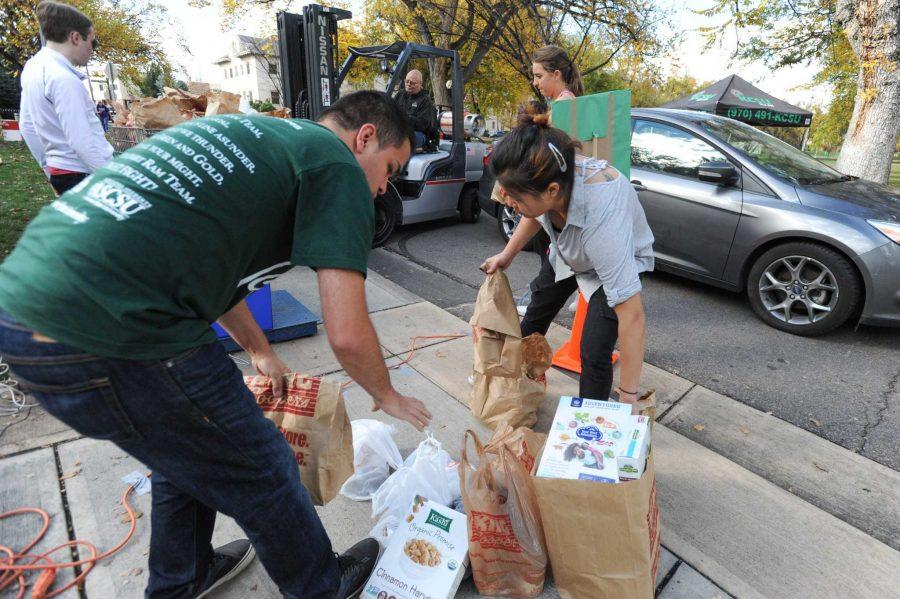Students volunteer on Wednesday for Cans Around the Oval in an effort to fight hunger in Larimer County. Photo by Cisco Mora