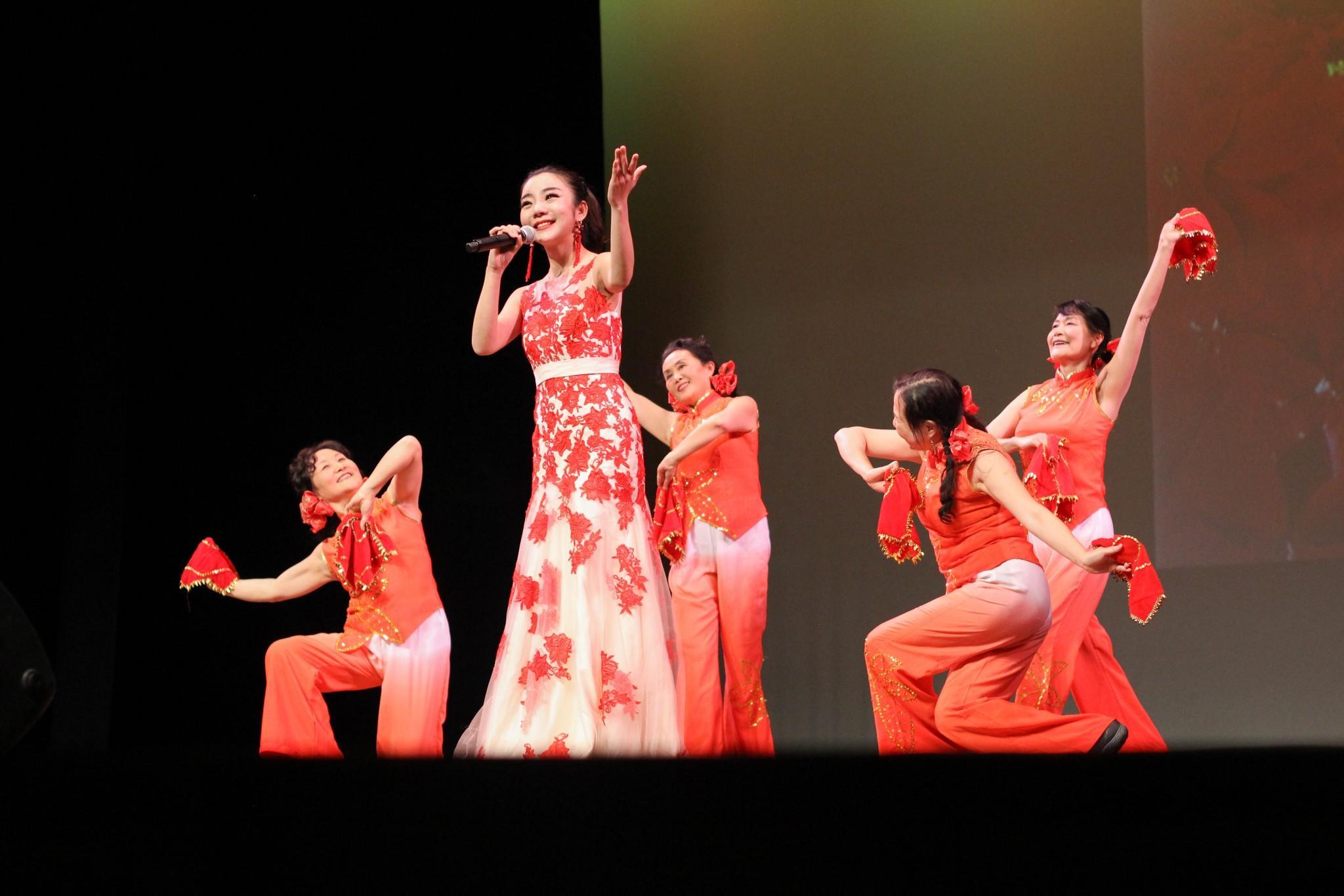 Cheng Xie performs a song in Mandarin at the 2016 Chinese Spring Festival Gala, accompanied by dancers Leyi Chen, Lin Zhang, Hong Wang and Yuexia Dou. The Fort Collins community gathered at the Lincoln center Sunday, Jan. 31. Photo by Jenna Fischer.