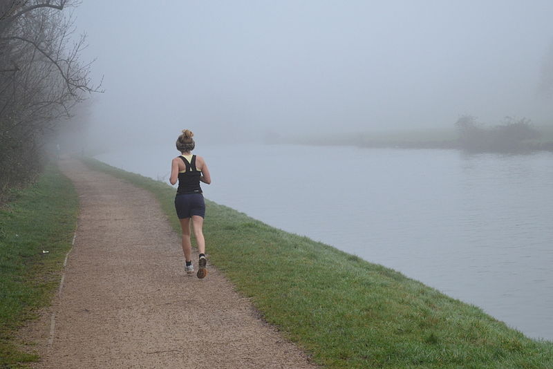 800px-Jog_in_the_fog