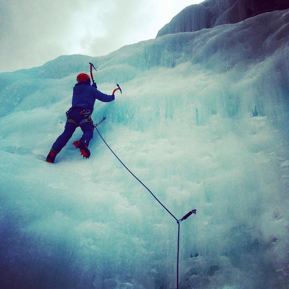 An ice climber with a zig-zagging single rope. This could be prevented using double ropes. (Photo By: Nevin Fowler)
