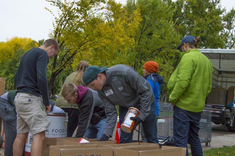 CSU students collected canned goods on Wednesday at the Oval from various Fort Collins donors. (Michael Berg | Collegian) 