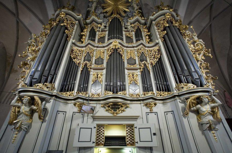 https://upload.wikimedia.org/wikipedia/commons/a/a9/Berlin-_Church_pipe_organ_at_St_Marienkirche_-_3235.jpg