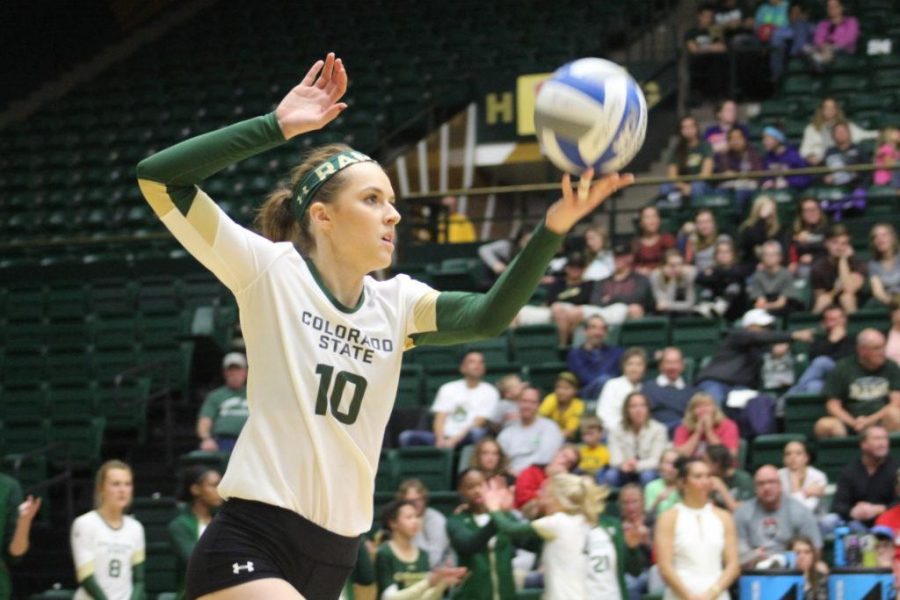 Sanja Cizmic prepares her serve against the New Mexico Lobos.