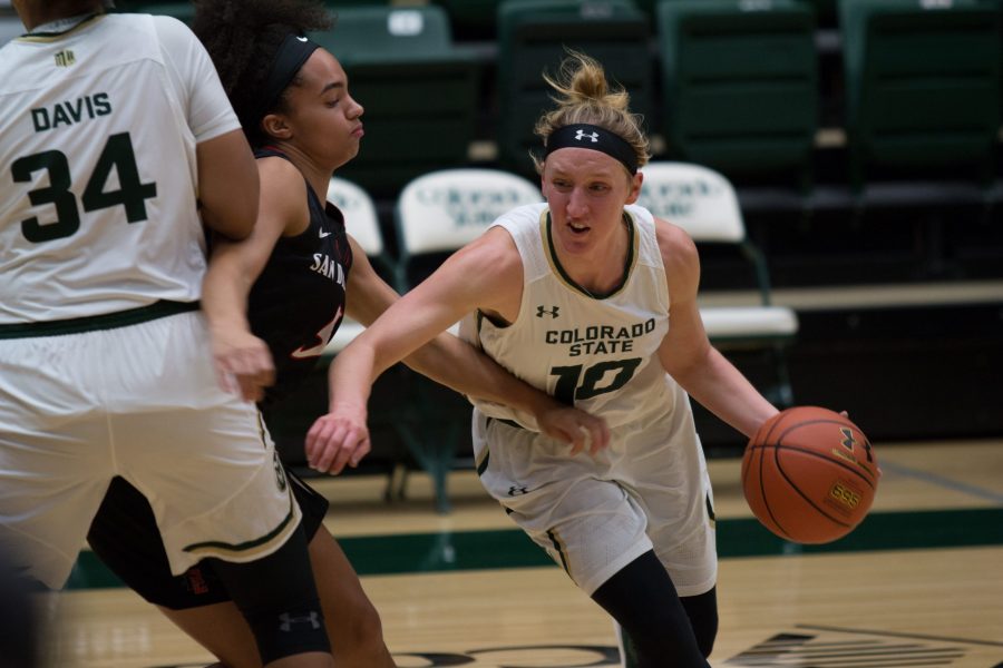 Hannah Tvrdy runs around a screen on offense. Colorado State faced San Diego State Wednesday evening. (Erica Giesenhagen | Collegian)