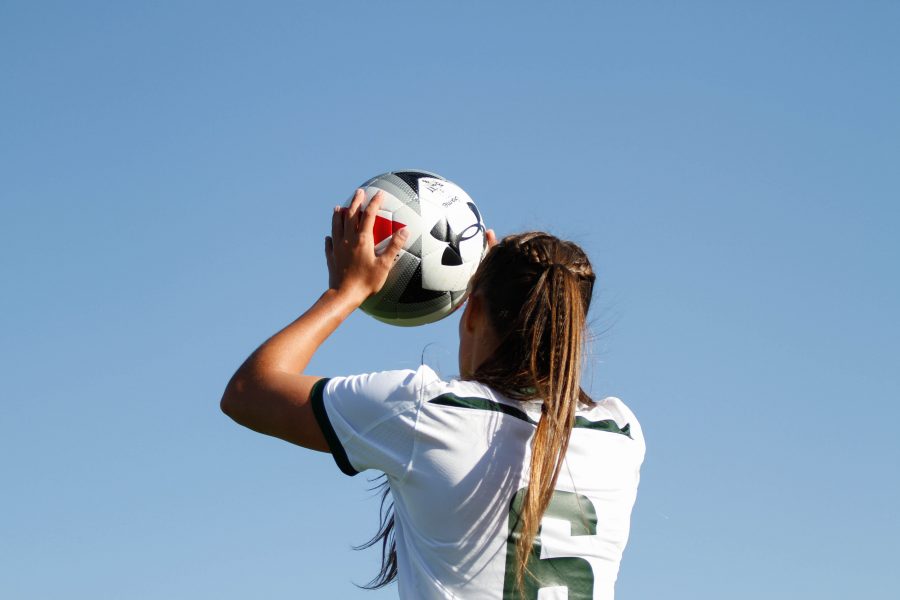 Lexi Swenson prepares for a throw in during the game against Eastern Washington. (Ashley Potts | Collegian)