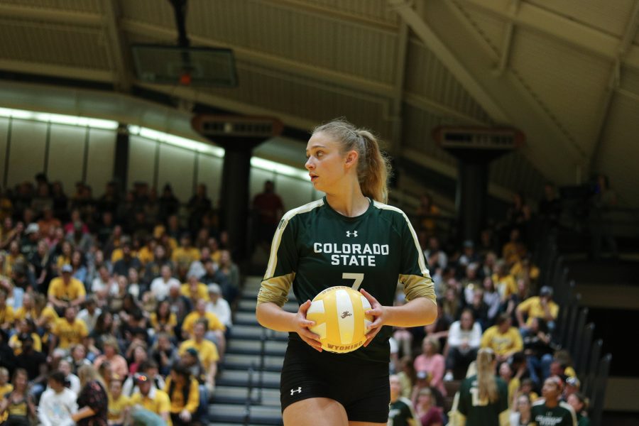 Sasha Colombo surveys the Wyoming defence before serving (Devin Cornelius | Collegian)