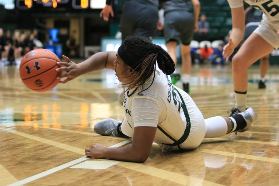 Grace Colaivalu (23) dives to the floor to pass the ball to a teammate during CSUs game vs  ENM on Tuesday November 6th 2018. The Rams win 72-46. (Devin Cornelius | Collegian)