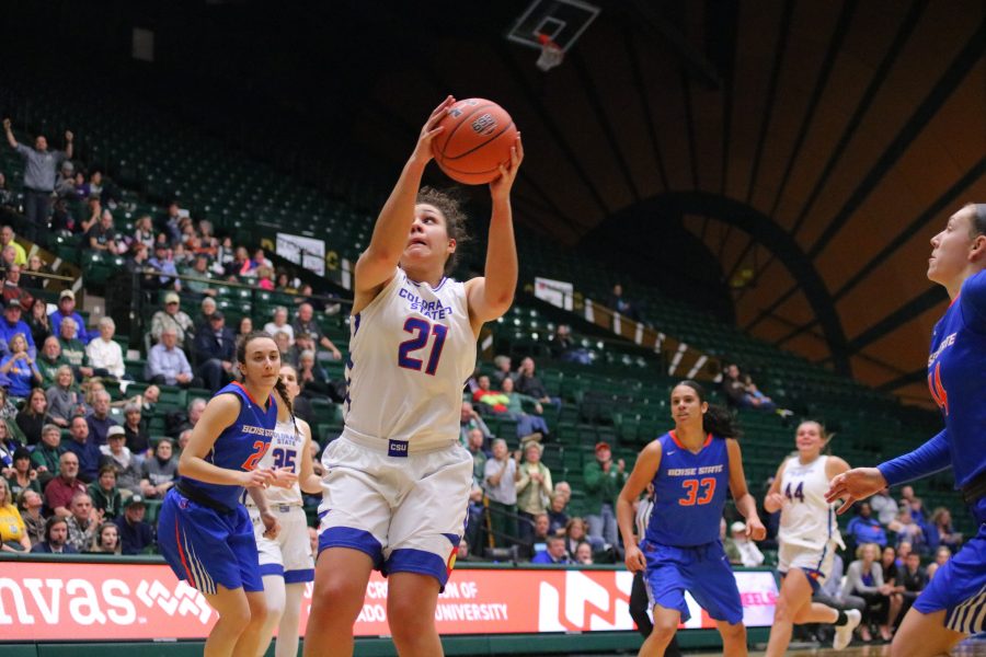 Myanne Hamm(21) drives up towards the basket during Colorado State's home game against Boise State. The Rams fall short in OT 72-63. (Devin Cornelius | Collegian)