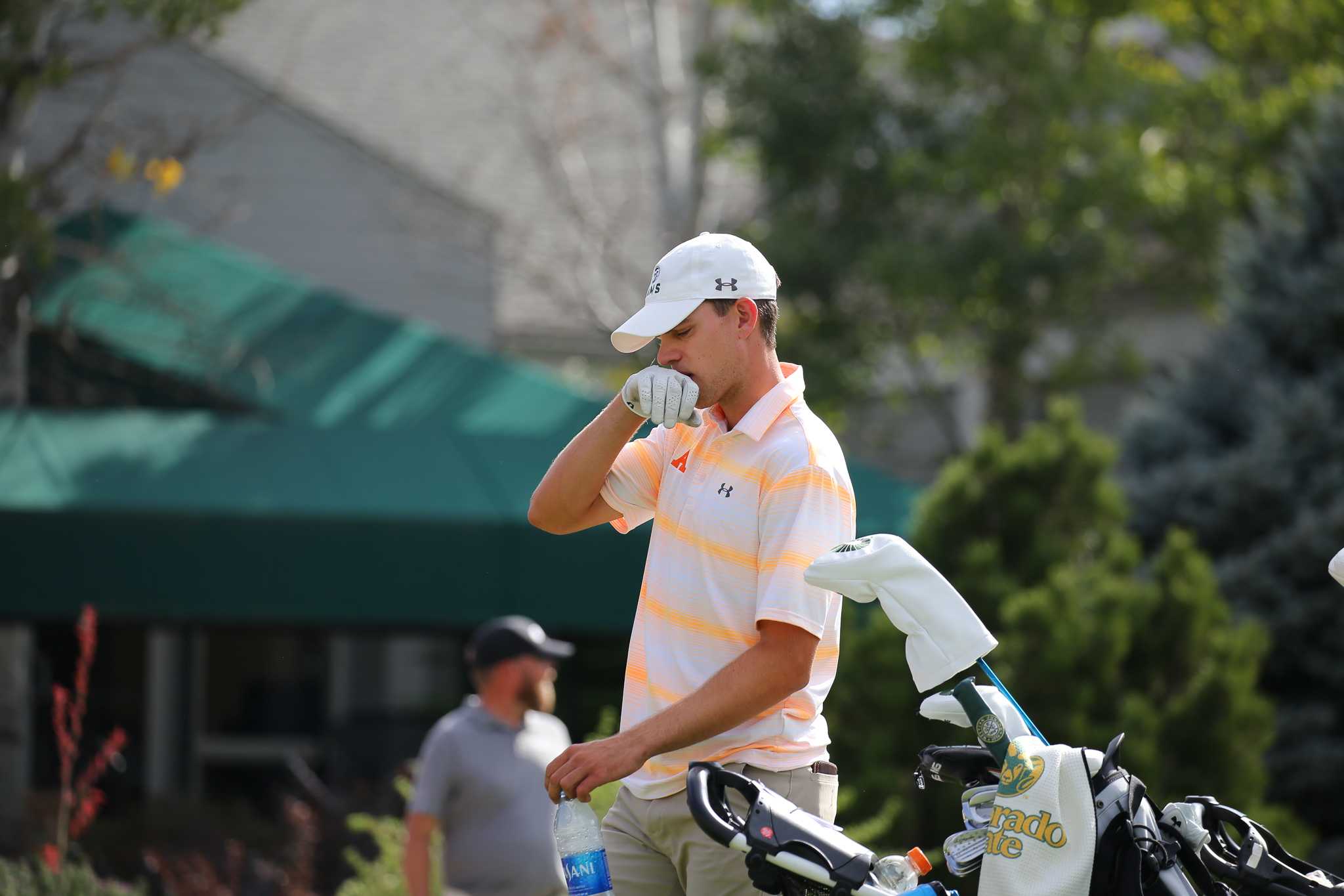 Golfer bites glove