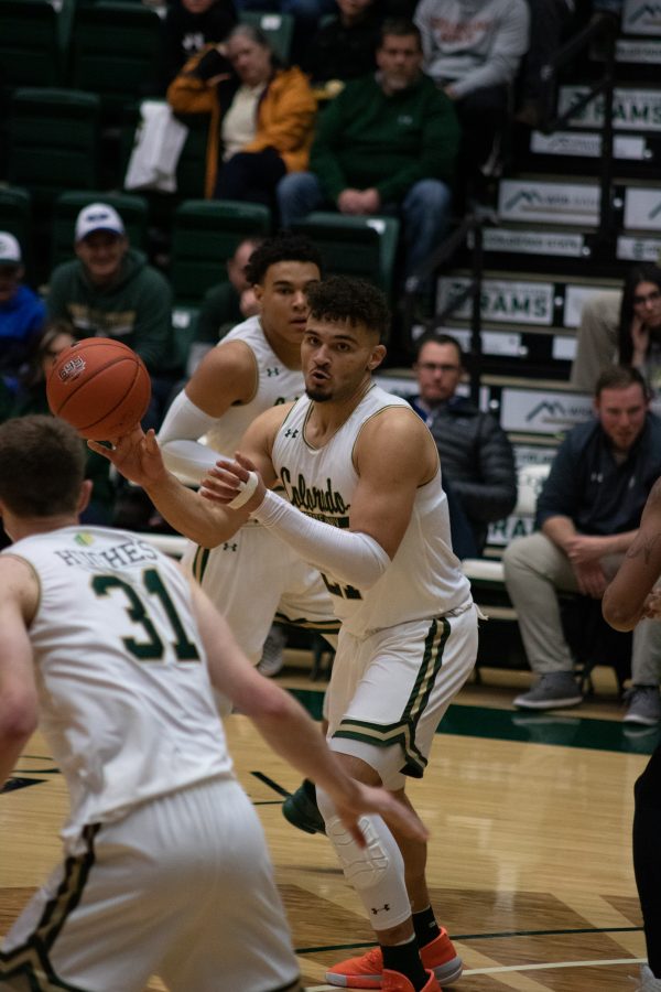 David Roddy (21) Passes the ball to Adam Thistlewood (31) during the Colorado State home game vs Fresno State. CSU wins 86-68. (Devin Cornelius | Collegian)
