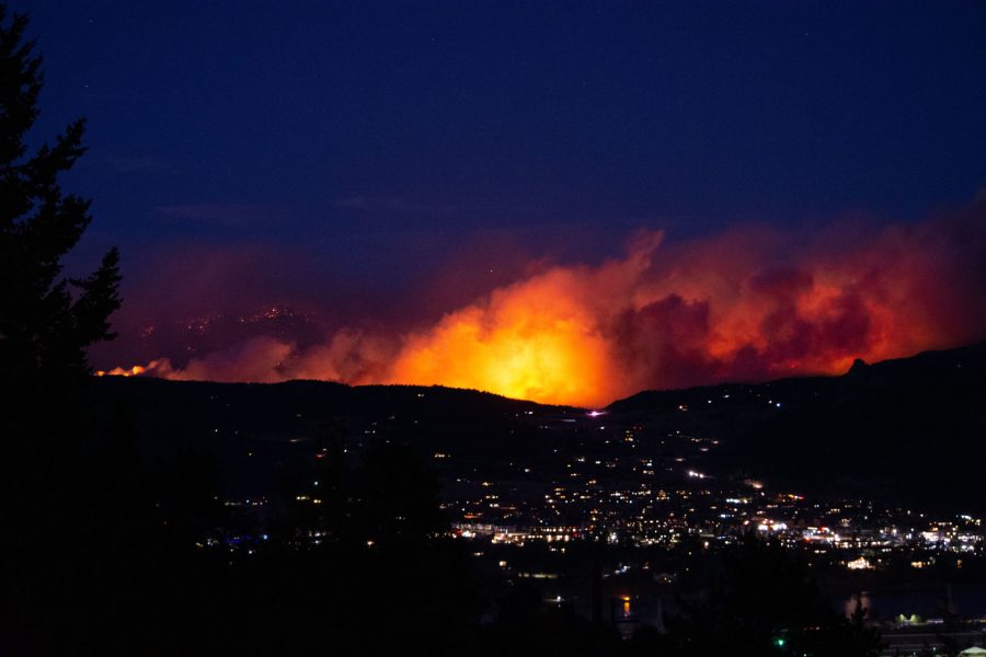 The Cameron Peak fire burns at dusk as it nears Glen Haven, Colorado, Oct. 16. (Matt Tackett | The Collegian)