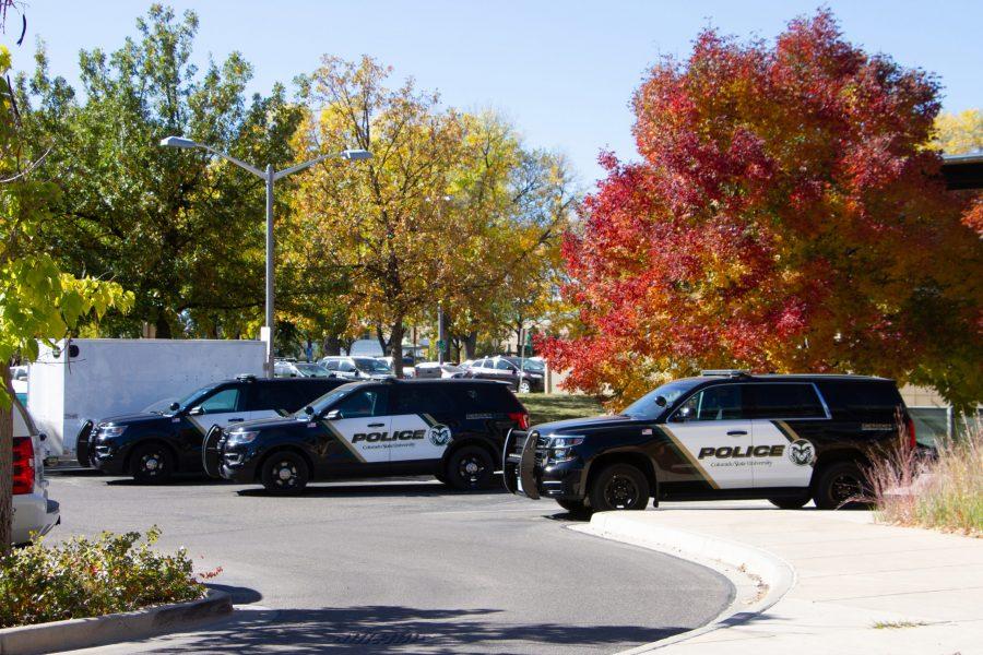 “Vehículos policiales de CSU estacionados en el Departamento de Policía de CSU el 13 de octubre. Permanecen quietos al haber menos movimiento de estudiantes en el campus. (Bella Johnson | The Collegian)”.
