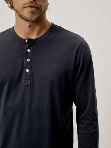 How to Style Shirts with Buttons