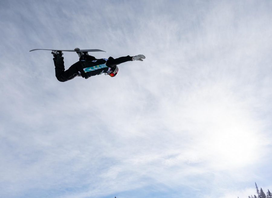 Andre Hoeflich performs a grab during superpipe qualifiers at Dew Tou