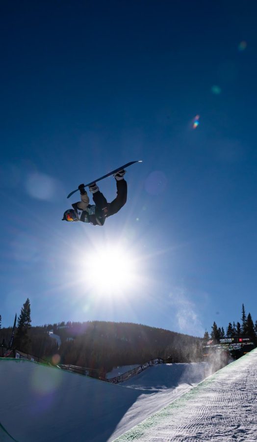 Andre Hoeflich performs a method grab in the men's superpipe finals at Dew Tour