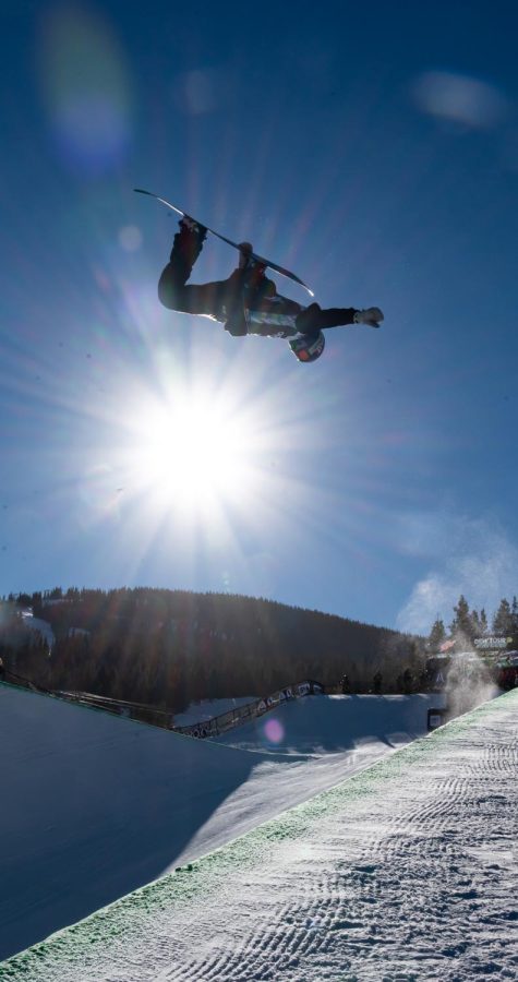Taylor Gold tweaks a grab at men’s superpipe finals at Dew Tour