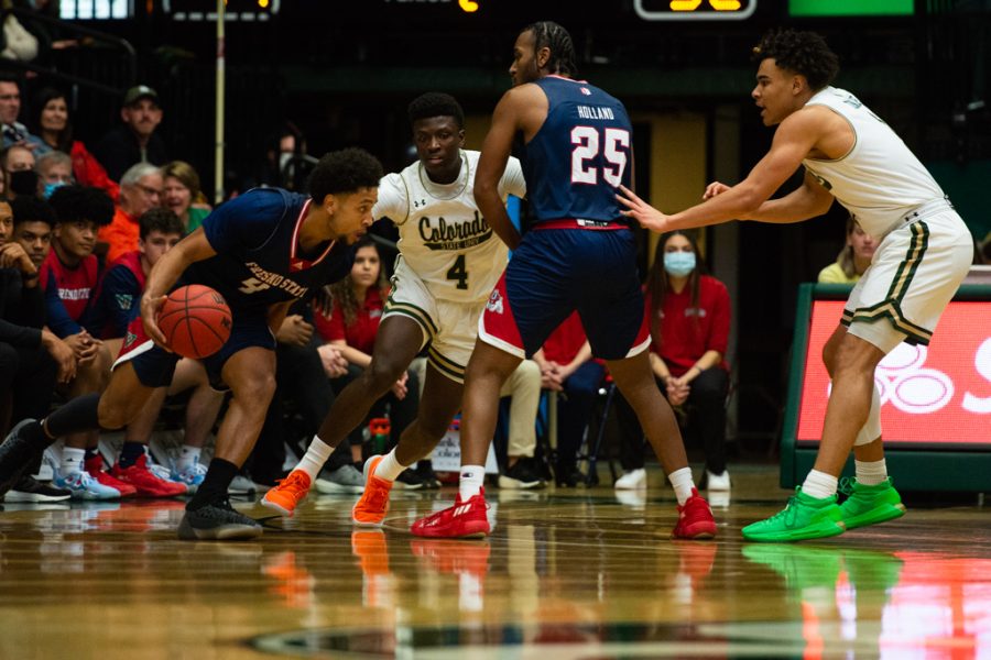 Colorado State guard Isaiah Stevens (4) attempts to fight over a screen set by California State Fresno guard Anthony Holland (24) as Junior Ballard (4) dribbles around Feb. 11, 2022