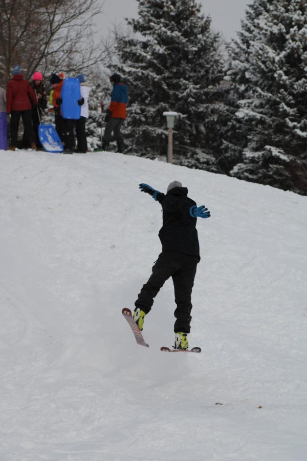 A CSU students skis down a hill near the Rec Center