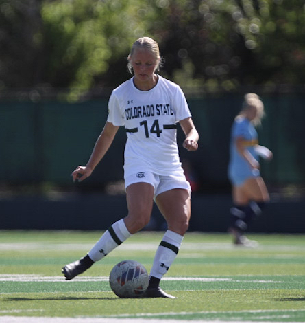 Colorado State Womens Soccer player Katy Coffin (14) passes the ball to her teammate in a close match vs The University of Missouri Kansas City on August 31. 