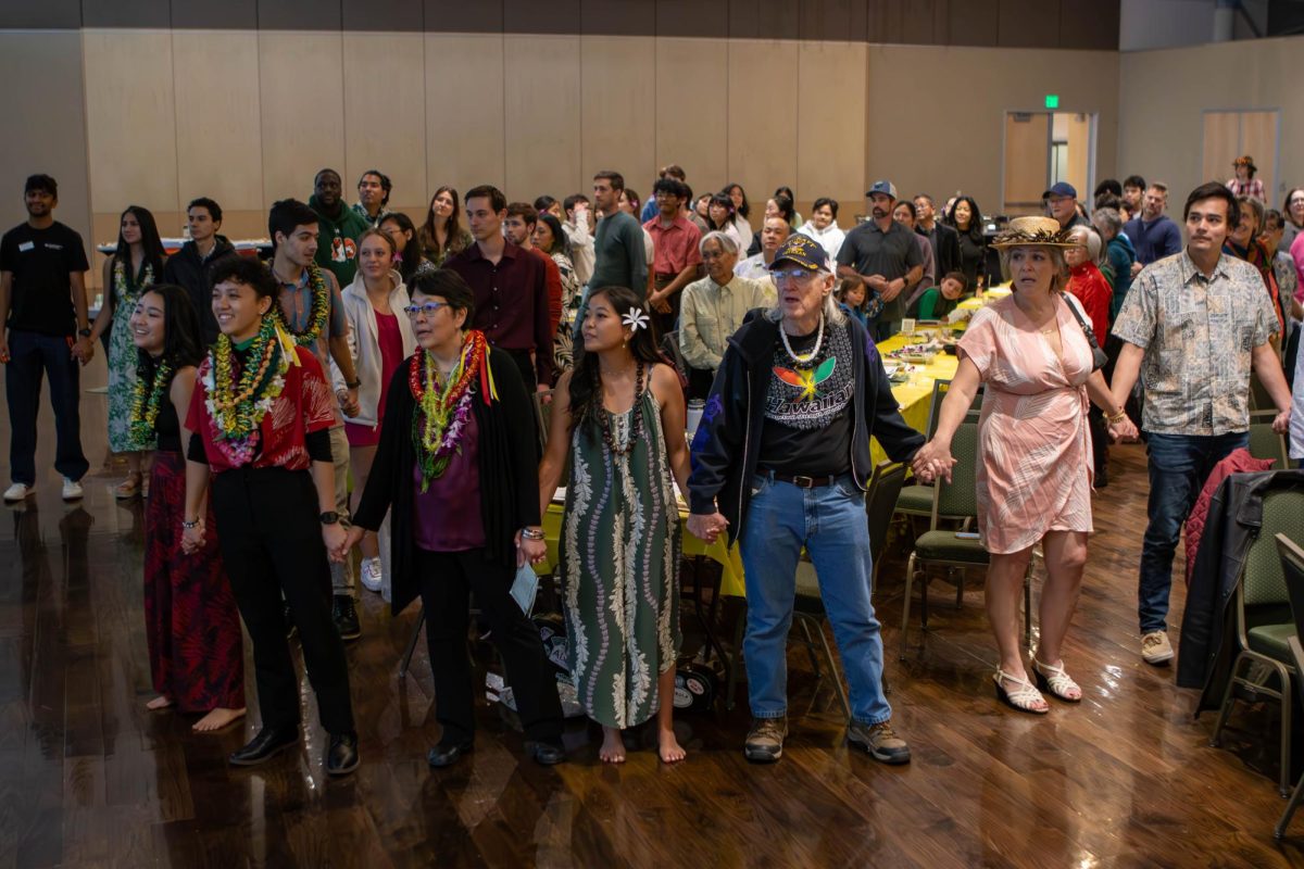To close the lūʻau, guests take hands while singing Hawai'i Aloha, a revered anthem of the native Hawaiian people, it is sung both formally and informally, usually in large gatherings of celebration.