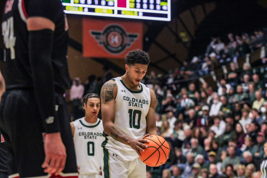 Nique Clifford (10) prepares to shoot a free throw.