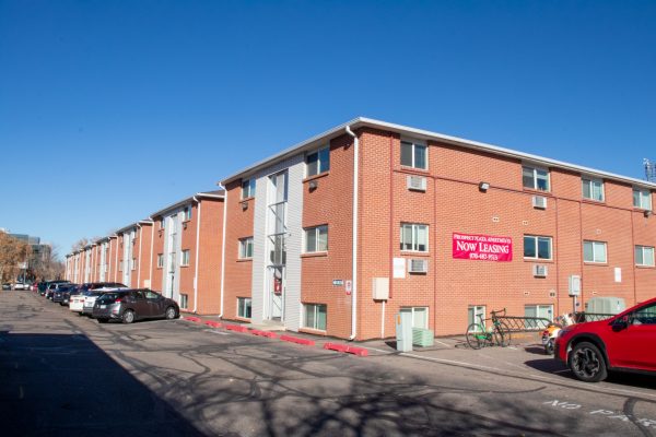 The outside of an apartment building on a sunny day.